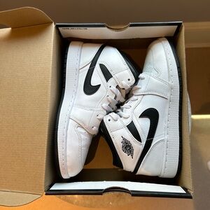 Boys Nike Air Jordan 1 Mid (GS) Shoes 4.5 White Black DQ8423-132 Worn 1x